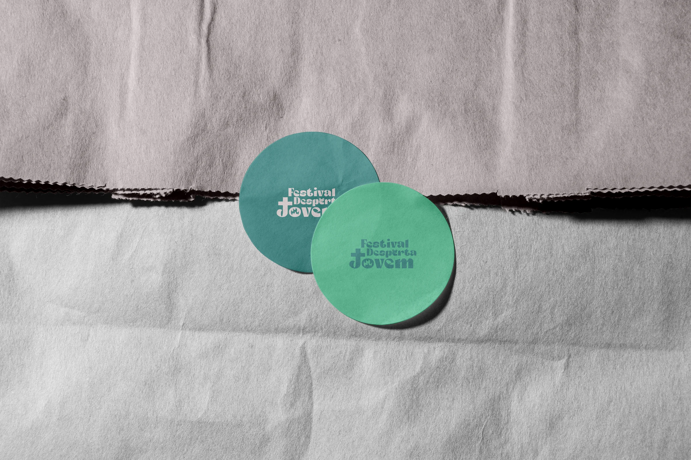 Adesivos com a nova identidade do Festival Desperta Jovem